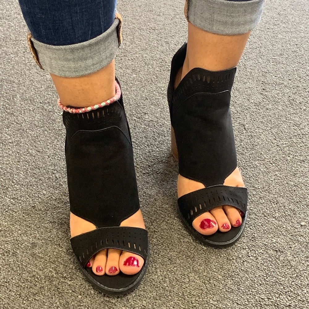 🎉NEW 🎉LADIES BLACK V-CUT CHUNKY HEEL SANDALS - Picture 3 of 8